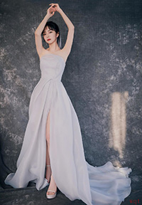 优雅女神谭松韵水雾蓝开衩长裙性感写真(9)