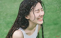 户外玩水的清纯美女(9)