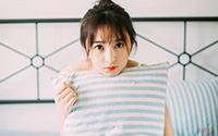 白嫩美女小吊带私房写真(9)