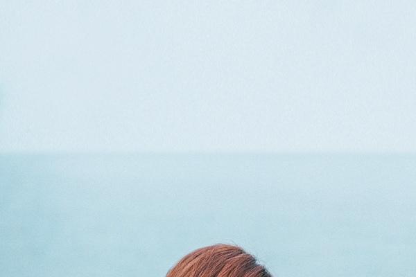 性感的短发红裙美女海边写真(9)