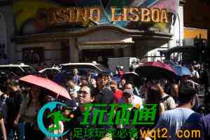 10月2日正值中国黄金周假期，游客在澳门葡京DC外过马路。（法新社）