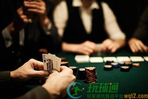 德州扑克:为什么“说话方式”也可能成为牌桌信息的一部分?