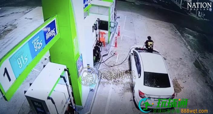 太疯了!有中国台湾男子持刀在泰国大城府加油站横冲直撞、恐吓他人,疑似吸毒! 太疯了!有中国台湾男子持刀在泰国大城府加油站横冲直撞、恐吓他人,疑似吸毒!