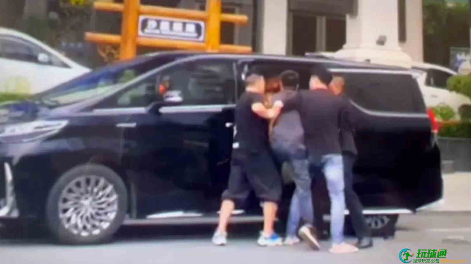 西港：一男子在DC门口被强行带上车?真相来了。。。