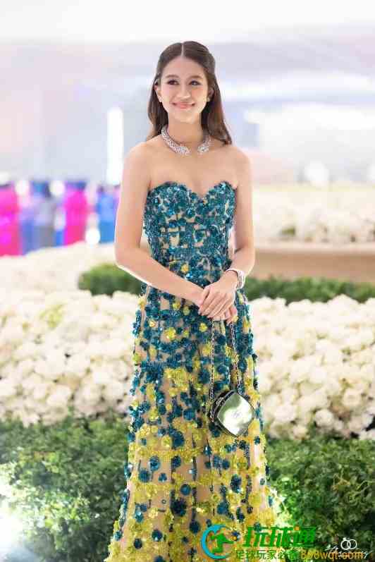 参加涅沙文女儿婚礼时，柬副首相孙女身上服饰近50万美元