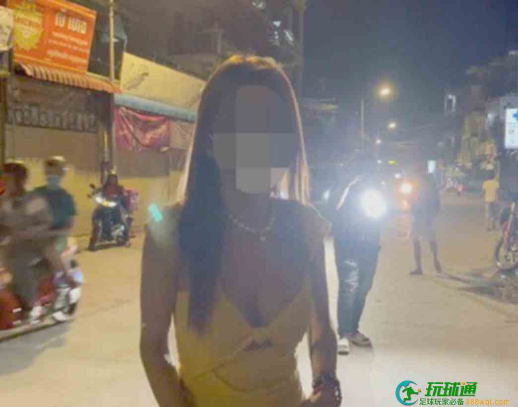 金边：一外国男子与人妖开房后，200美金被偷，双方在街上争执，引围观