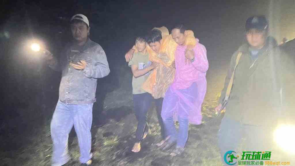 24岁男子寻死跳下50米高山崖，大难不死挂在一棵树上获救