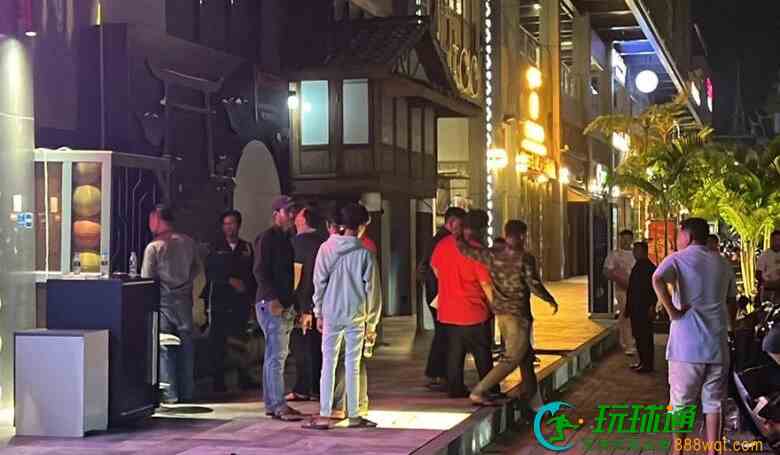 金边一家俱乐部凌晨被突袭，32名柬埔寨和外国男女被带走调查，现场发现大量违禁品!