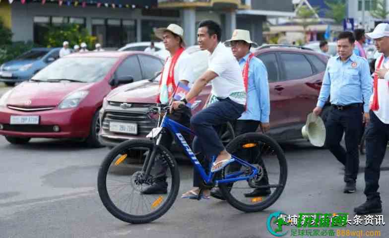 为拉票！洪森女婿骑单车“扫街”！
