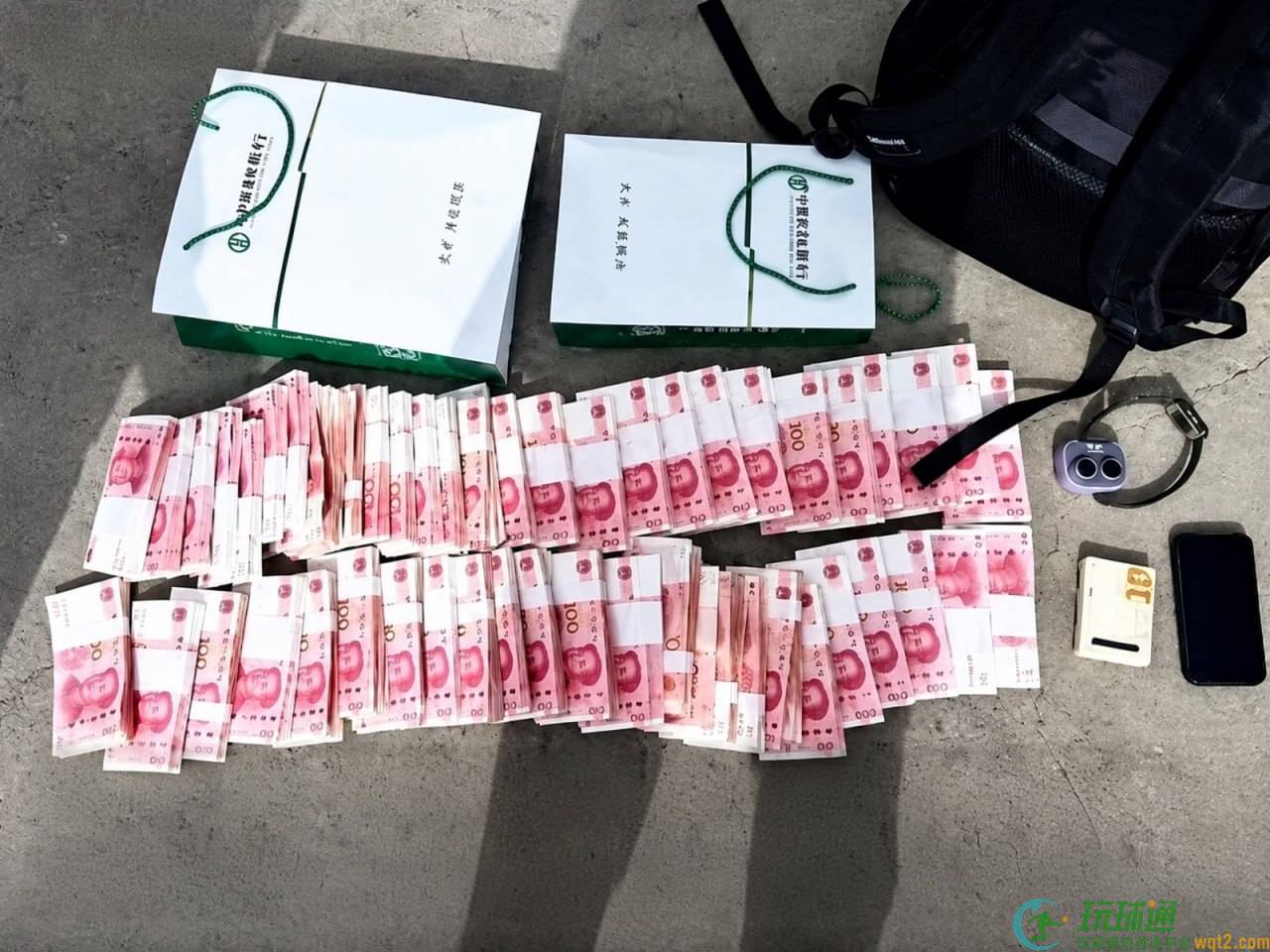 甘肃男子深陷虚假投资骗局，两次取现51万元，警方当场抓获电诈取款人员